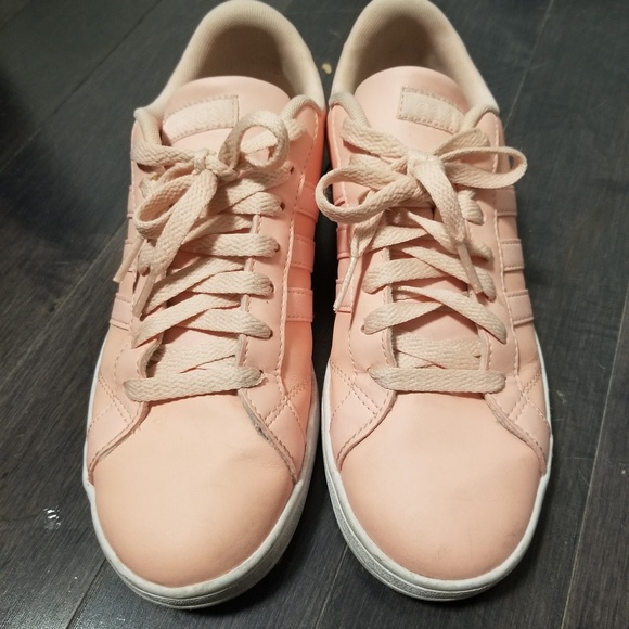 Adidas classic tennis shoes - Picture 3 of 5